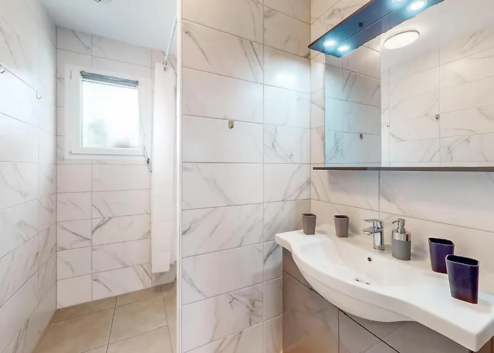 Vakantiehuis 2 Bedroom Stunning In *